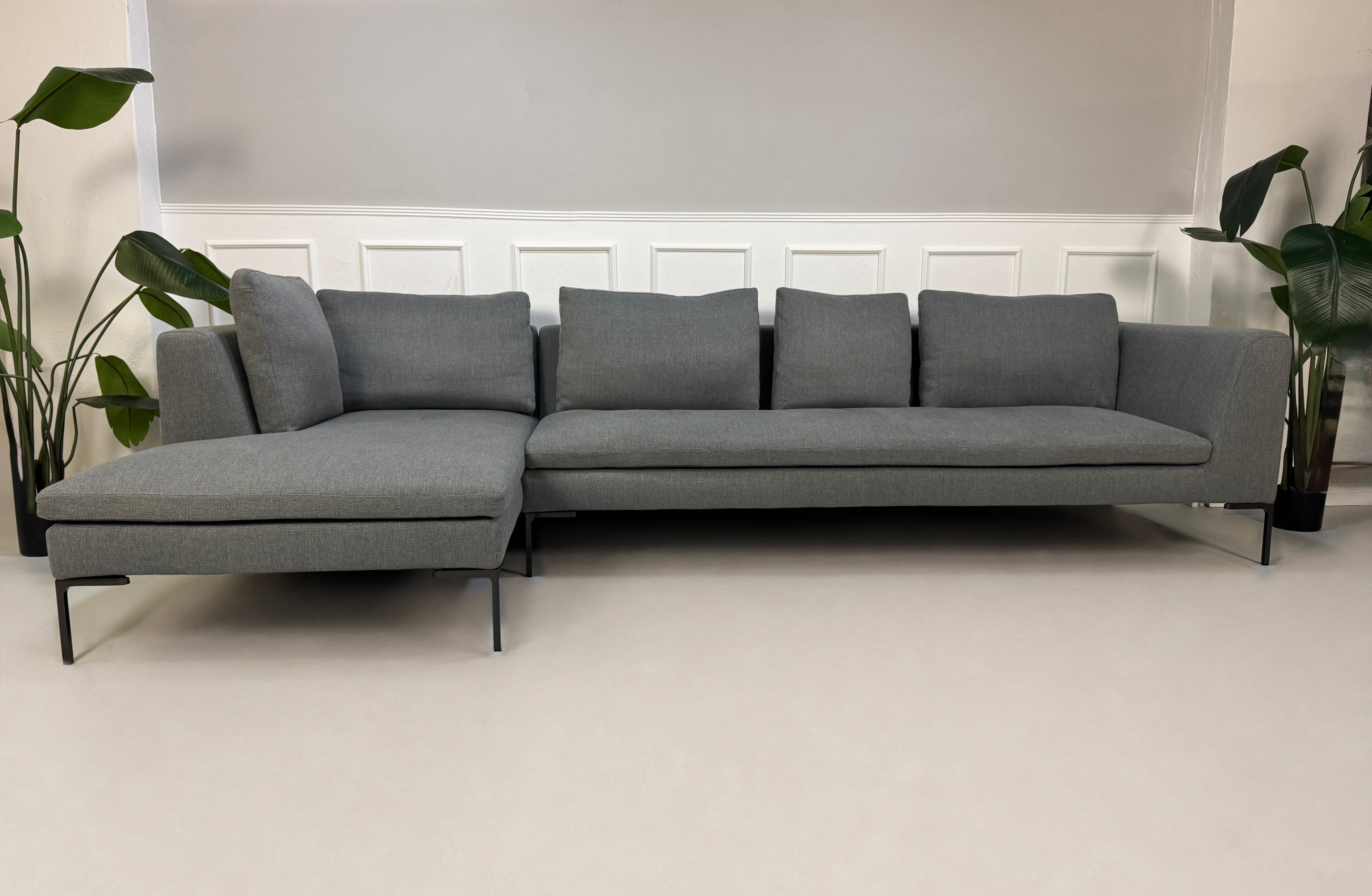 Gebrauchtes graues B&B Italia Charles Designer Stoff Sofa vor einer Wand, stilvoll und modern eingerichtet.