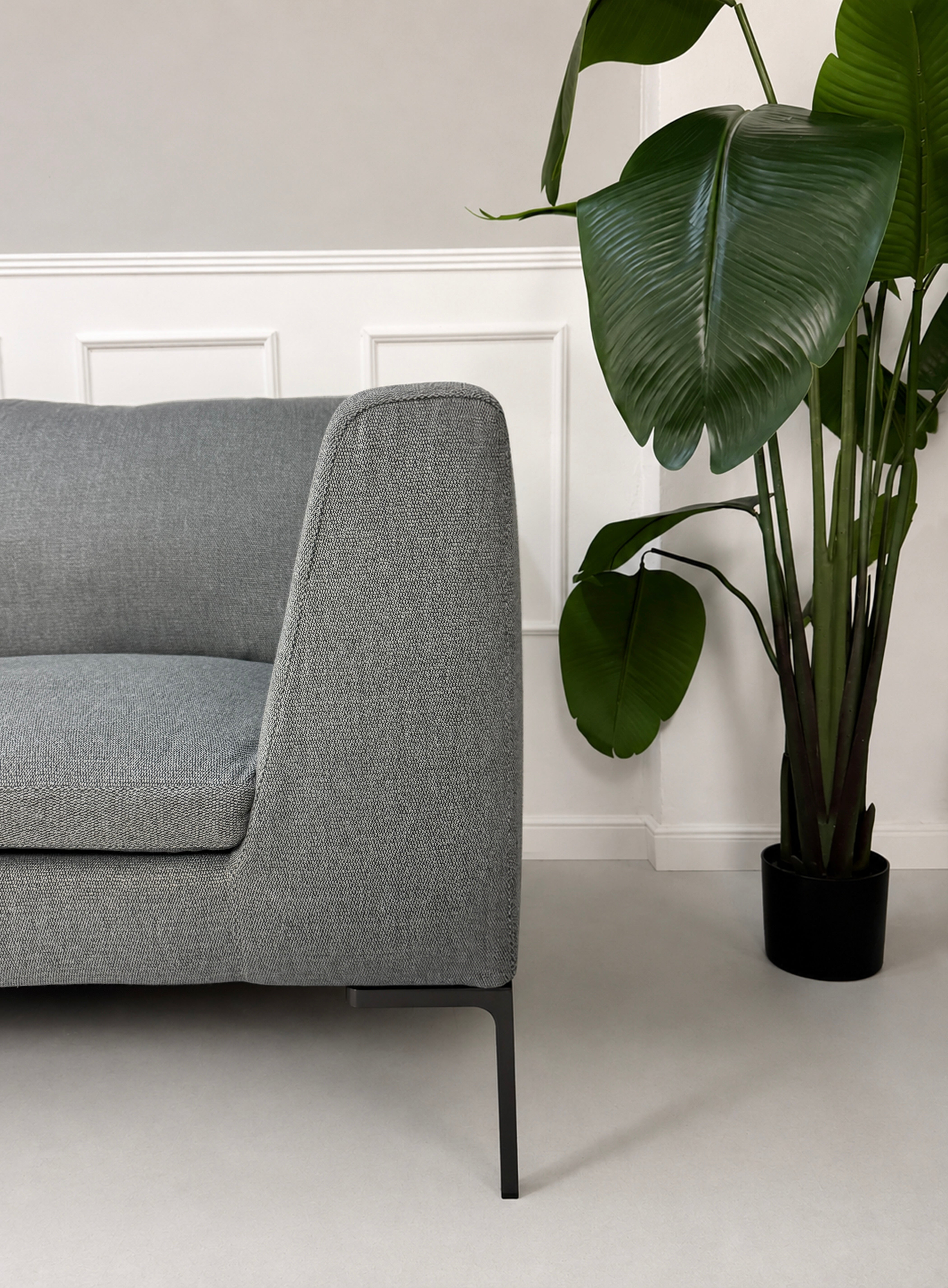 Gebrauchtes graues B&B Italia Charles Designer Stoff Sofa vor einer Wand, stilvoll und modern eingerichtet.