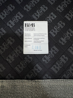 Gebrauchtes graues B&B Italia Charles Designer Stoff Sofa vor einer Wand, stilvoll und modern eingerichtet.