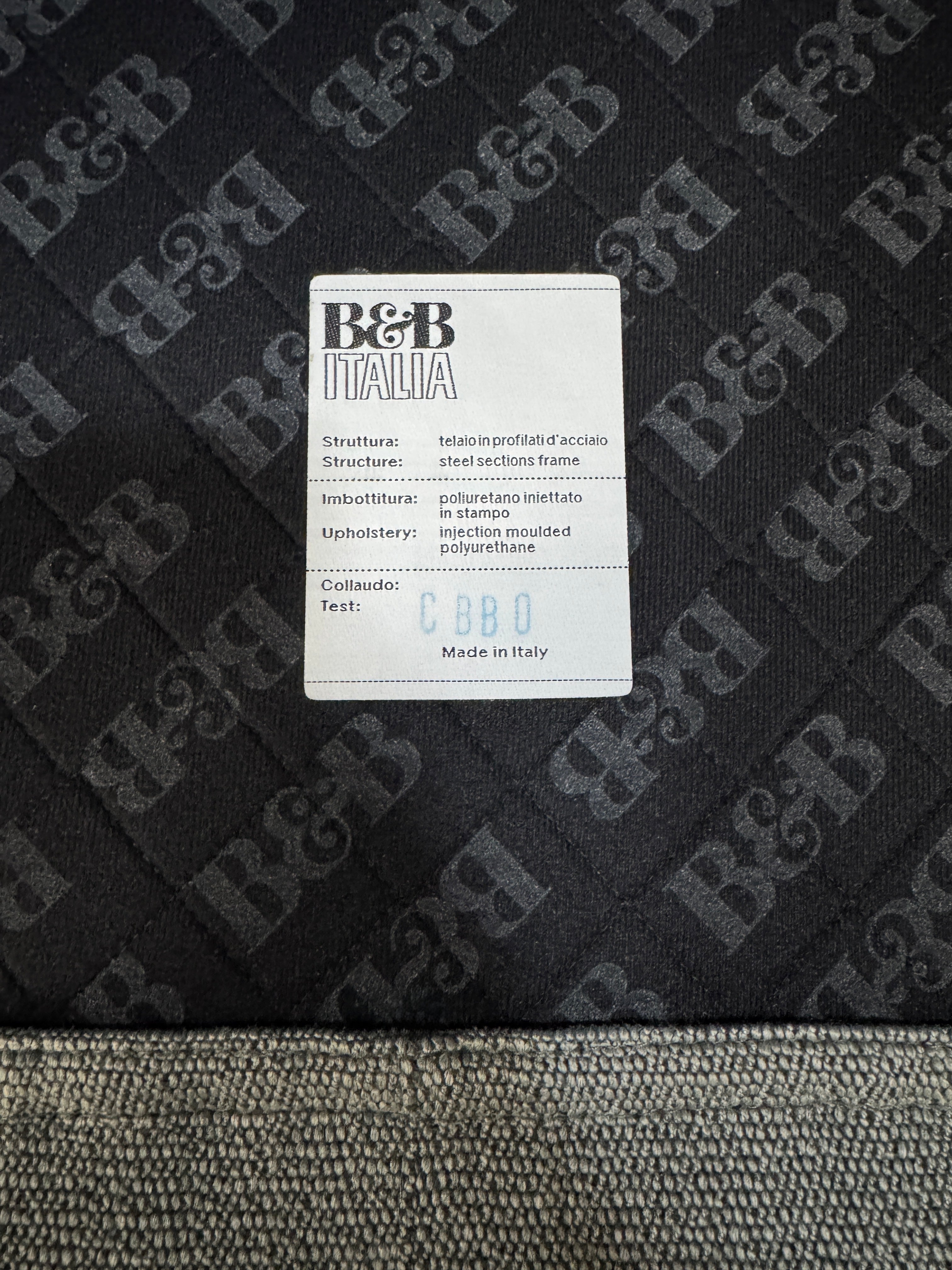 Gebrauchtes graues B&B Italia Charles Designer Stoff Sofa vor einer Wand, stilvoll und modern eingerichtet.
