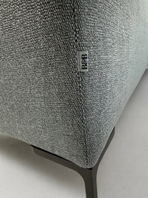 Gebrauchtes graues B&B Italia Charles Designer Stoff Sofa vor einer Wand, stilvoll und modern eingerichtet.