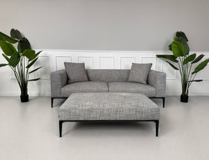 Gebrauchtes graues Walter Knoll Jaan Living Designer Stoff Sofa vor einer Wand, stilvoll und modern eingerichtet.