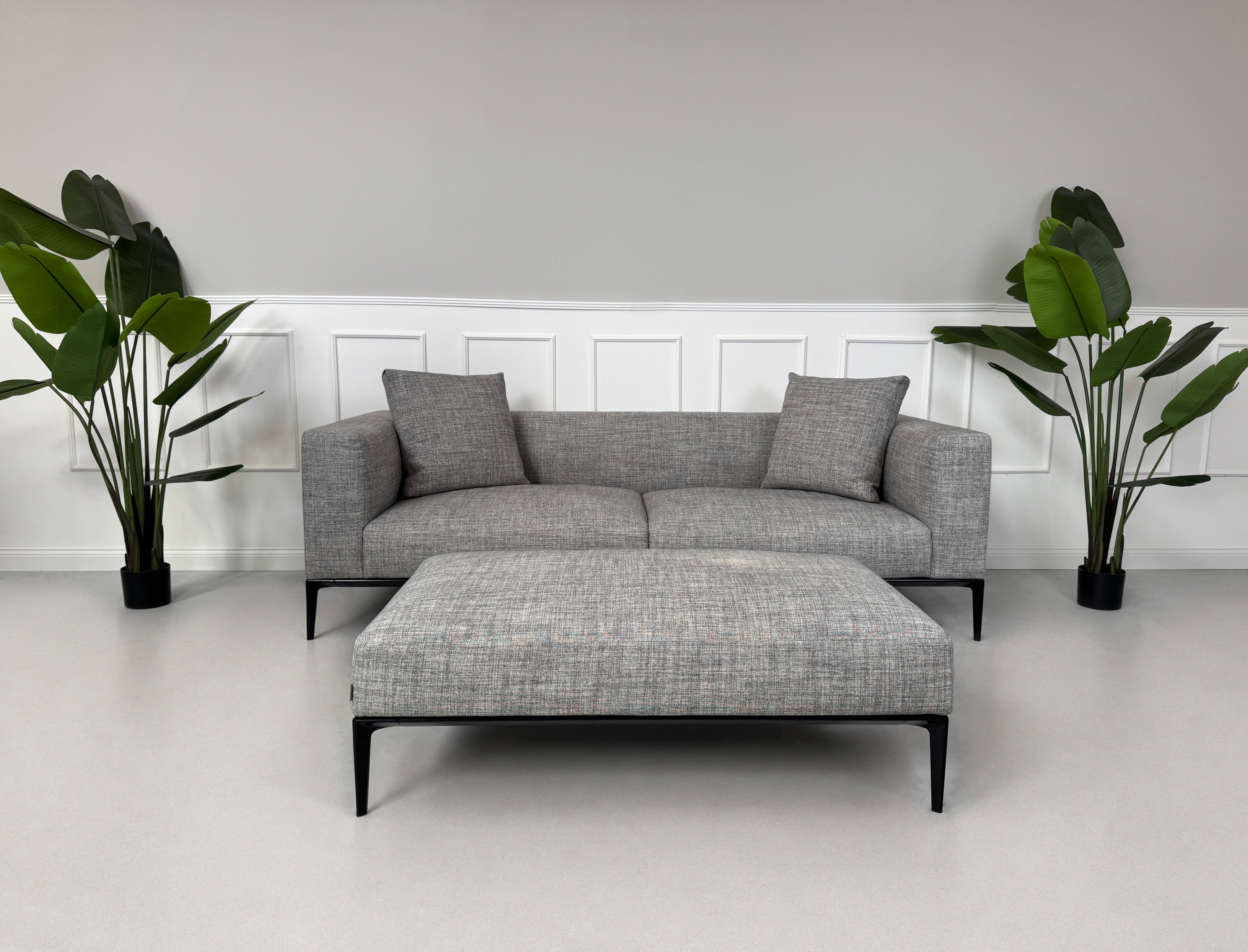 Gebrauchtes graues Walter Knoll Jaan Living Designer Stoff Sofa vor einer Wand, stilvoll und modern eingerichtet.