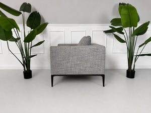 Gebrauchtes graues Walter Knoll Jaan Living Designer Stoff Sofa vor einer Wand, stilvoll und modern eingerichtet.