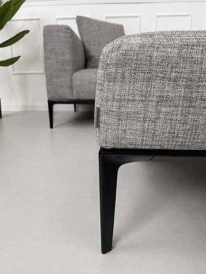 Gebrauchtes graues Walter Knoll Jaan Living Designer Stoff Sofa vor einer Wand, stilvoll und modern eingerichtet.