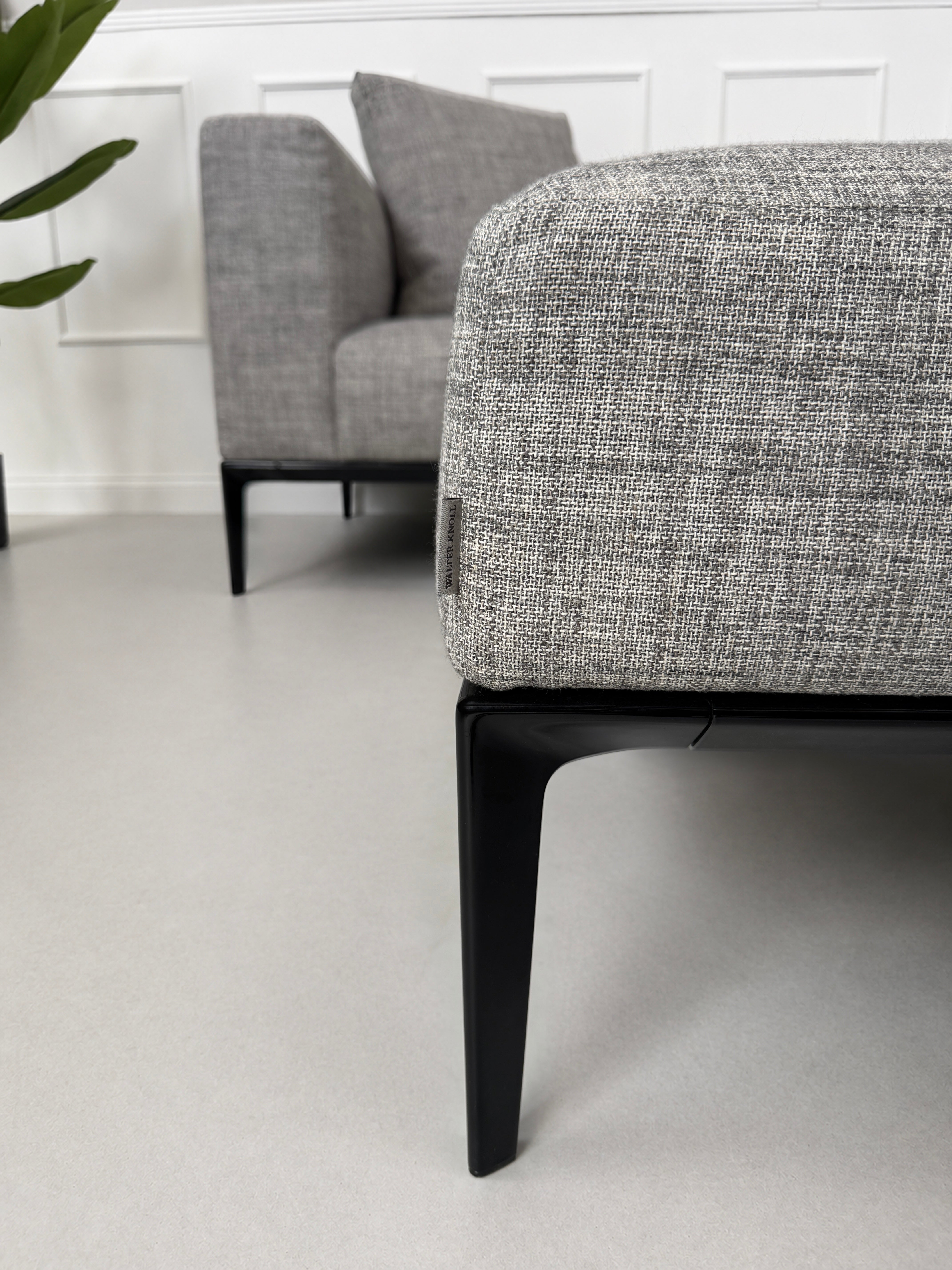 Gebrauchtes graues Walter Knoll Jaan Living Designer Stoff Sofa vor einer Wand, stilvoll und modern eingerichtet.