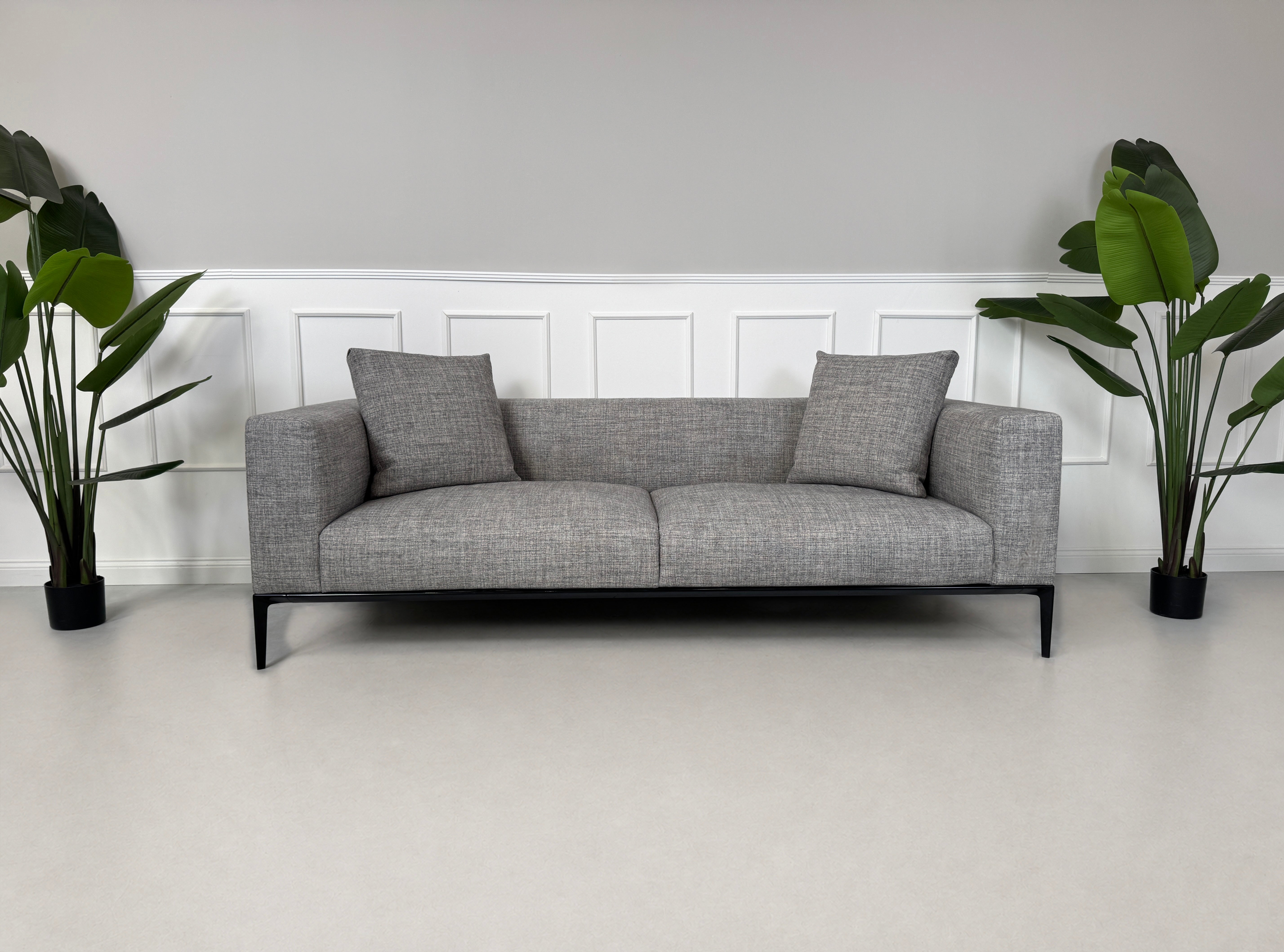 Gebrauchtes graues Walter Knoll Jaan Living Designer Stoff Sofa vor einer Wand, stilvoll und modern eingerichtet.