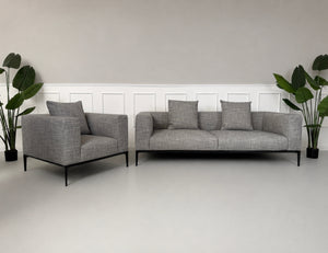 Gebrauchtes graues Walter Knoll Jaan Living Designer Stoff Sofa vor einer Wand, stilvoll und modern eingerichtet.
