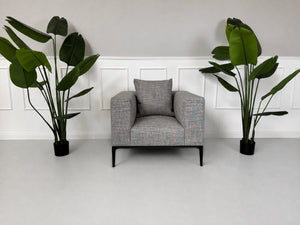 Gebrauchtes graues Walter Knoll Jaan Living Designer Stoff Sofa vor einer Wand, stilvoll und modern eingerichtet.