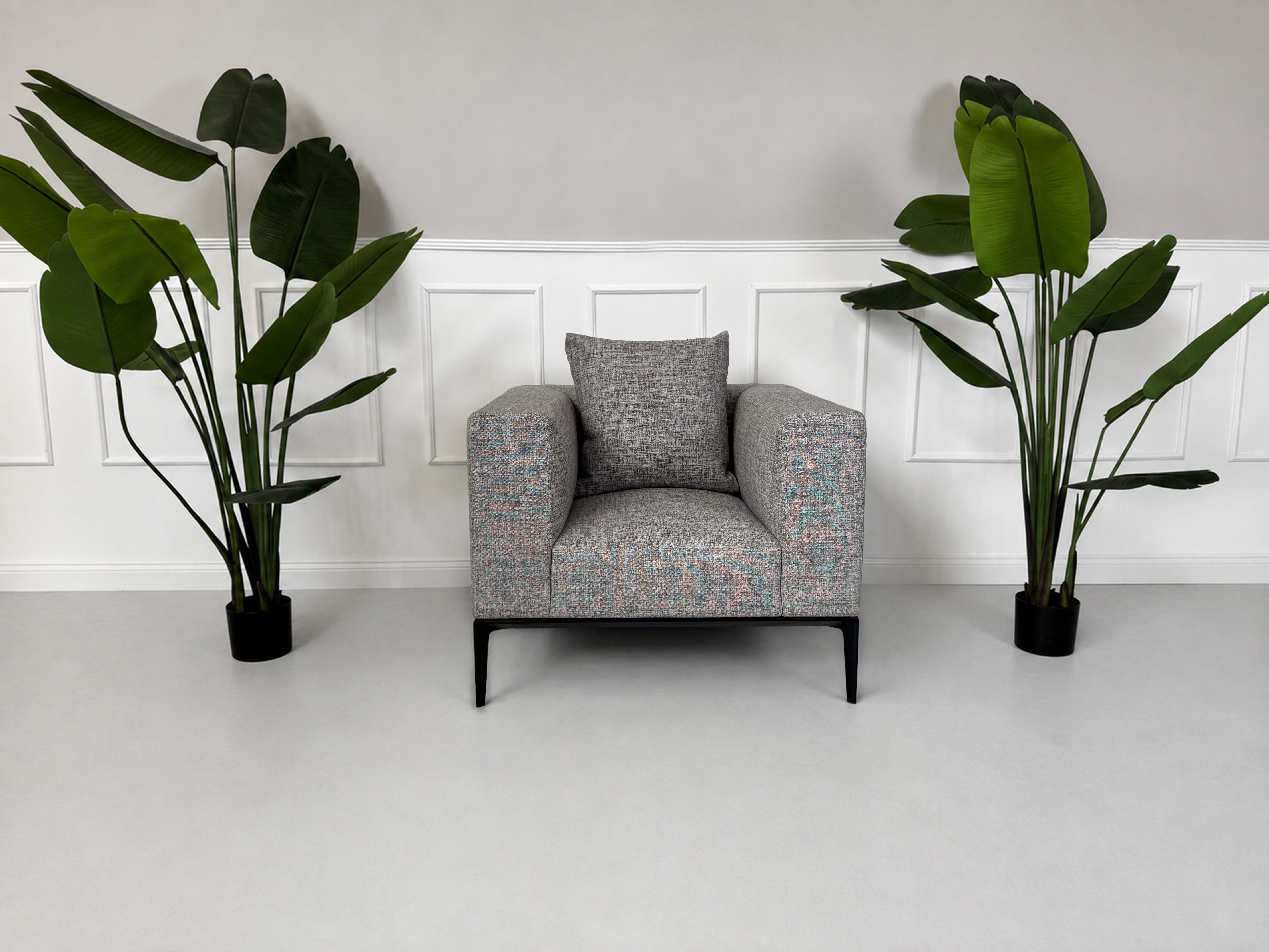 Gebrauchtes graues Walter Knoll Jaan Living Designer Stoff Sofa vor einer Wand, stilvoll und modern eingerichtet.