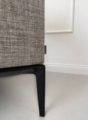Gebrauchtes graues Walter Knoll Jaan Living Designer Stoff Sofa vor einer Wand, stilvoll und modern eingerichtet.