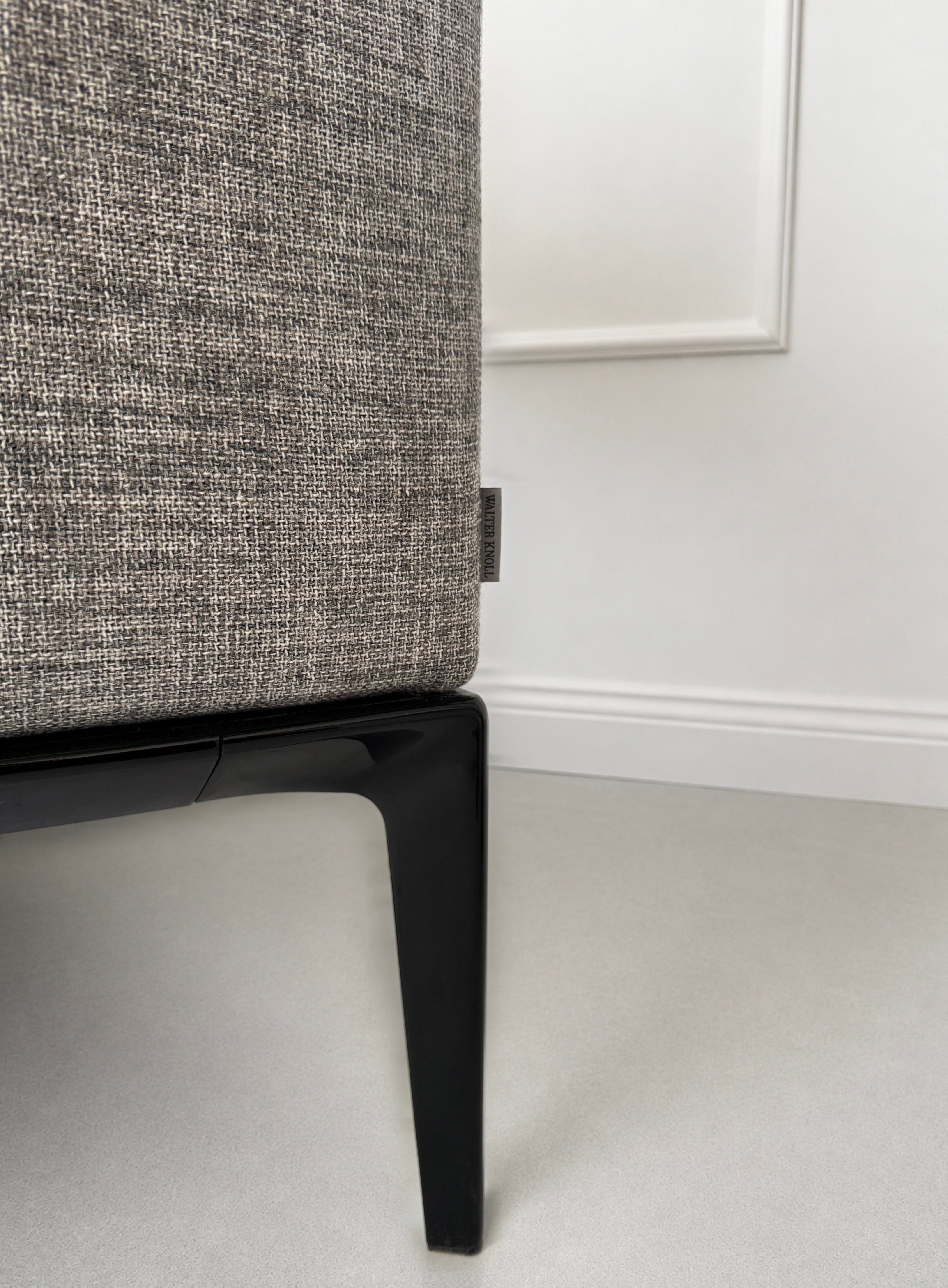 Gebrauchtes graues Walter Knoll Jaan Living Designer Stoff Sofa vor einer Wand, stilvoll und modern eingerichtet.