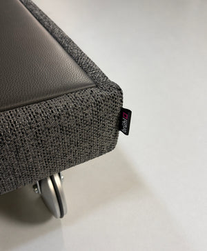 Gebrauchtes graues Brühl Fourtwo Designer Stoff Sofa vor einer Wand, stilvoll und modern eingerichtet.