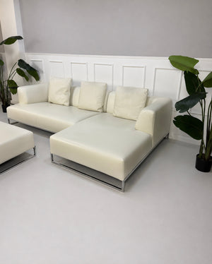 Gebrauchtes weißes B&B Italia Solo Designer Leder Sofa vor einer Wand, stilvoll und modern eingerichtet.