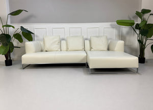 Gebrauchtes weißes B&B Italia Solo Designer Leder Sofa vor einer Wand, stilvoll und modern eingerichtet.
