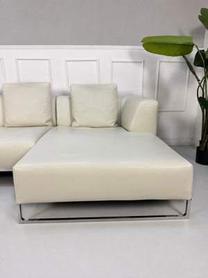 Gebrauchtes weißes B&B Italia Solo Designer Leder Sofa vor einer Wand, stilvoll und modern eingerichtet.