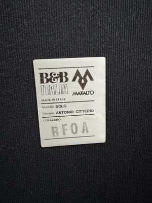 Gebrauchtes weißes B&B Italia Solo Designer Leder Sofa vor einer Wand, stilvoll und modern eingerichtet.