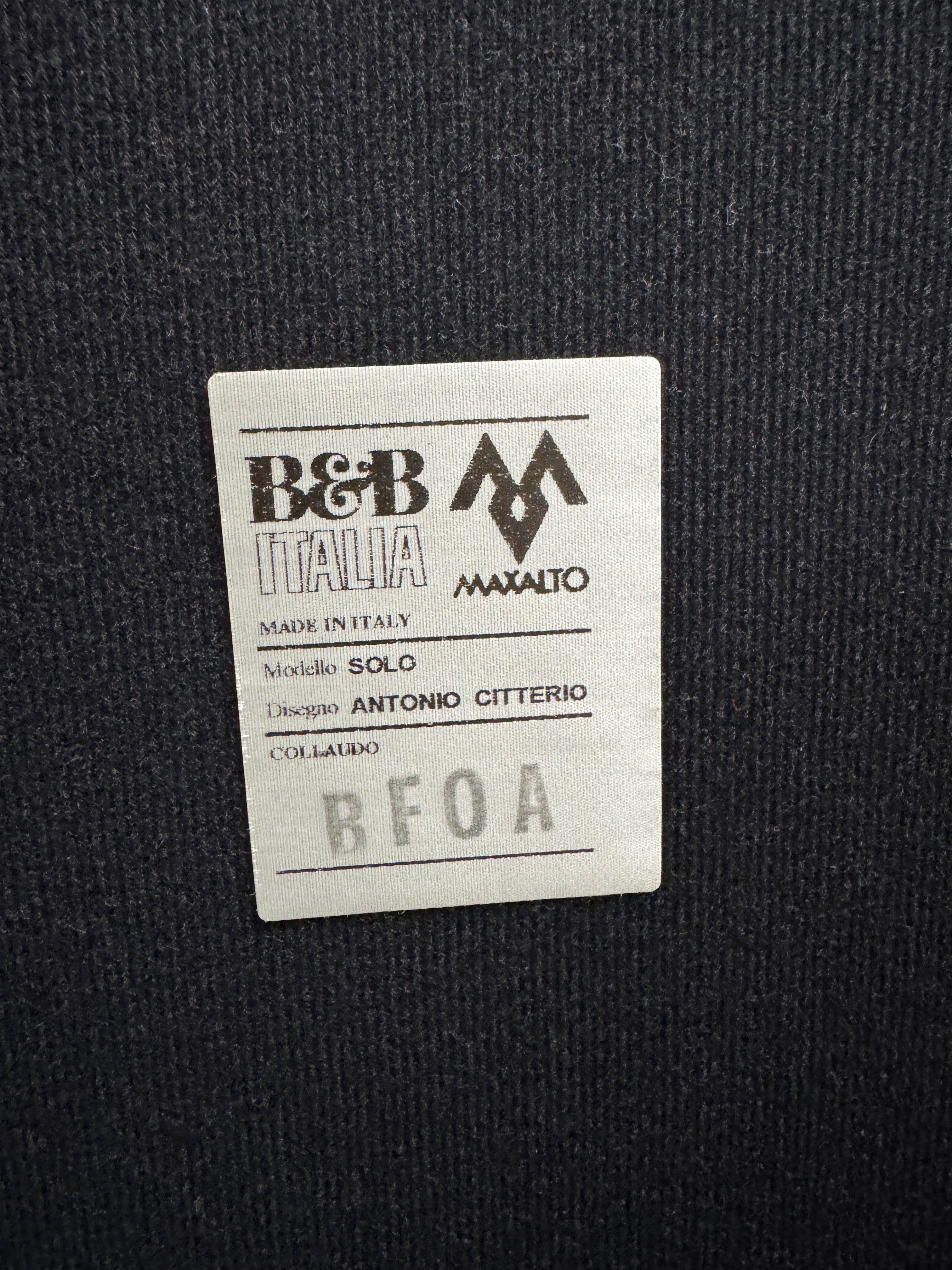 Gebrauchtes weißes B&B Italia Solo Designer Leder Sofa vor einer Wand, stilvoll und modern eingerichtet.
