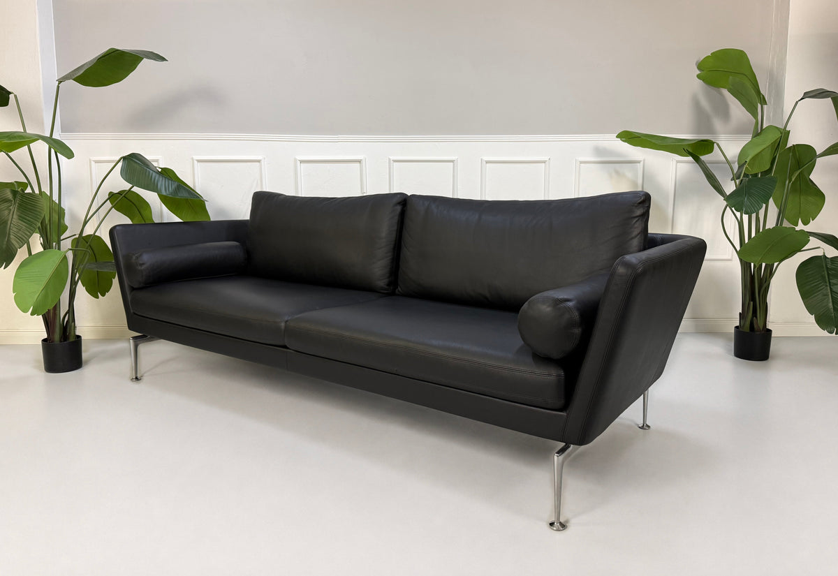 Gebrauchtes schwarzes Vitra Suita Designer Leder Sofa 3 Sitzer seitlich, stilvoll und modern eingerichtet.