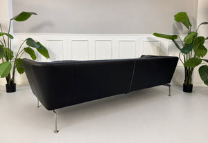 Gebrauchtes schwarzes Vitra Suita Designer Leder Sofa 3 Sitzer von hinten mit Chromfüßen.