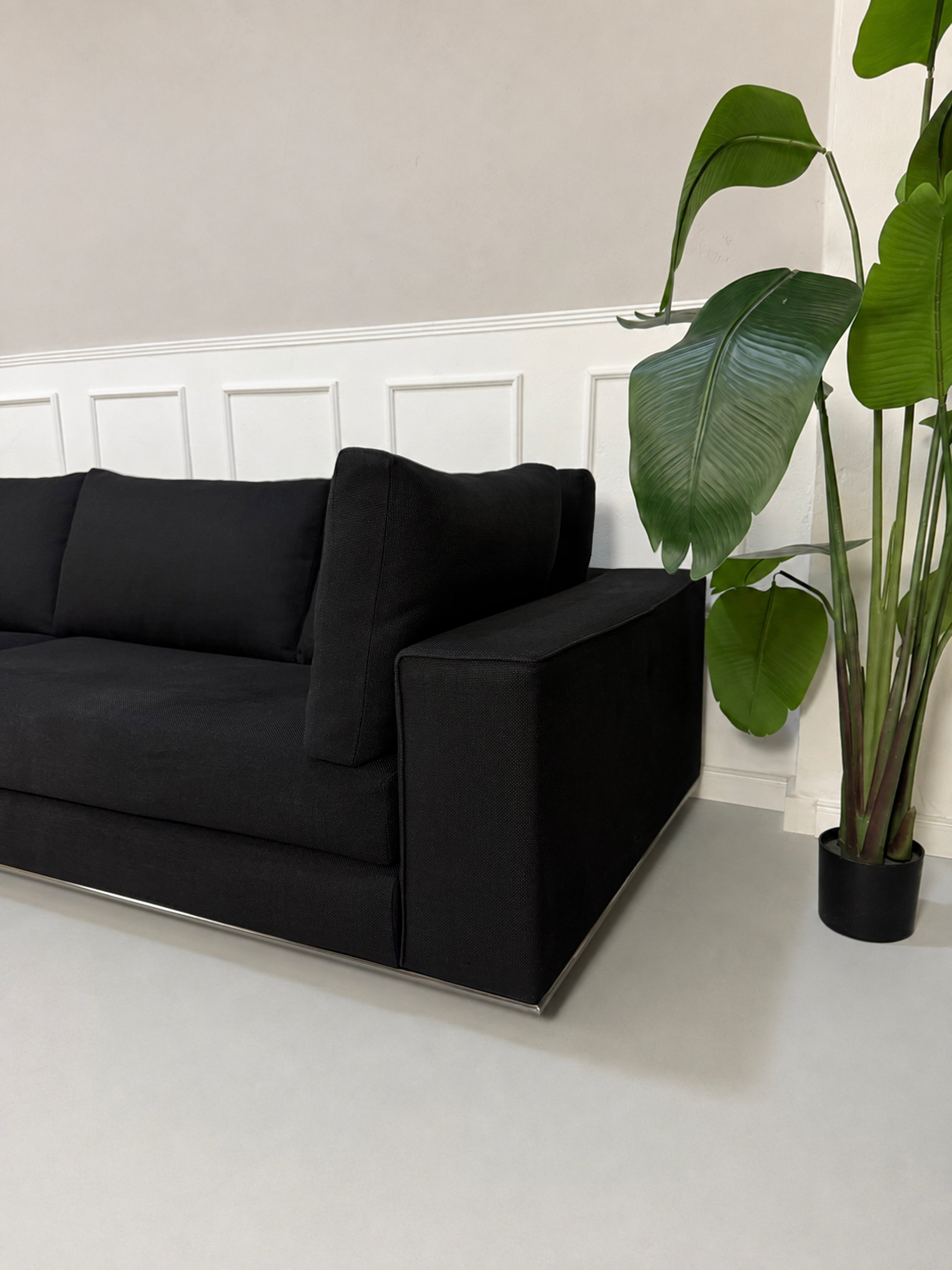 Gebrauchtes graues Minotti Hamilton Designer Stoff Sofa vor einer Wand, stilvoll und modern eingerichtet.