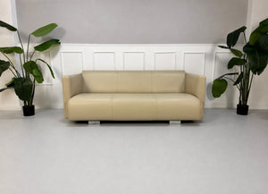 Gebrauchtes beiges Rolf Benz 6300 Designer Leder Sofa vor einer Wand, stilvoll und modern eingerichtet.