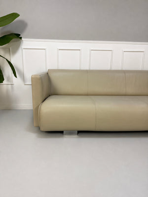 Gebrauchtes beiges Rolf Benz 6300 Designer Leder Sofa vor einer Wand, stilvoll und modern eingerichtet.