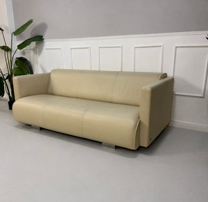 Gebrauchtes beiges Rolf Benz 6300 Designer Leder Sofa vor einer Wand, stilvoll und modern eingerichtet.