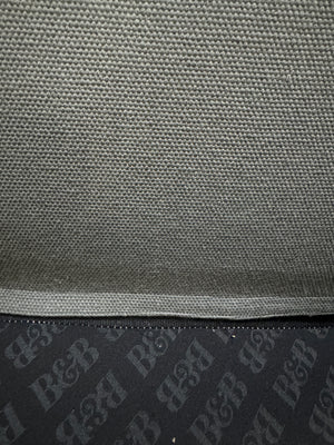 Gebrauchtes graues B&B Italia Ray Designer Stoff Sofa vor einer Wand, stilvoll und modern eingerichtet.