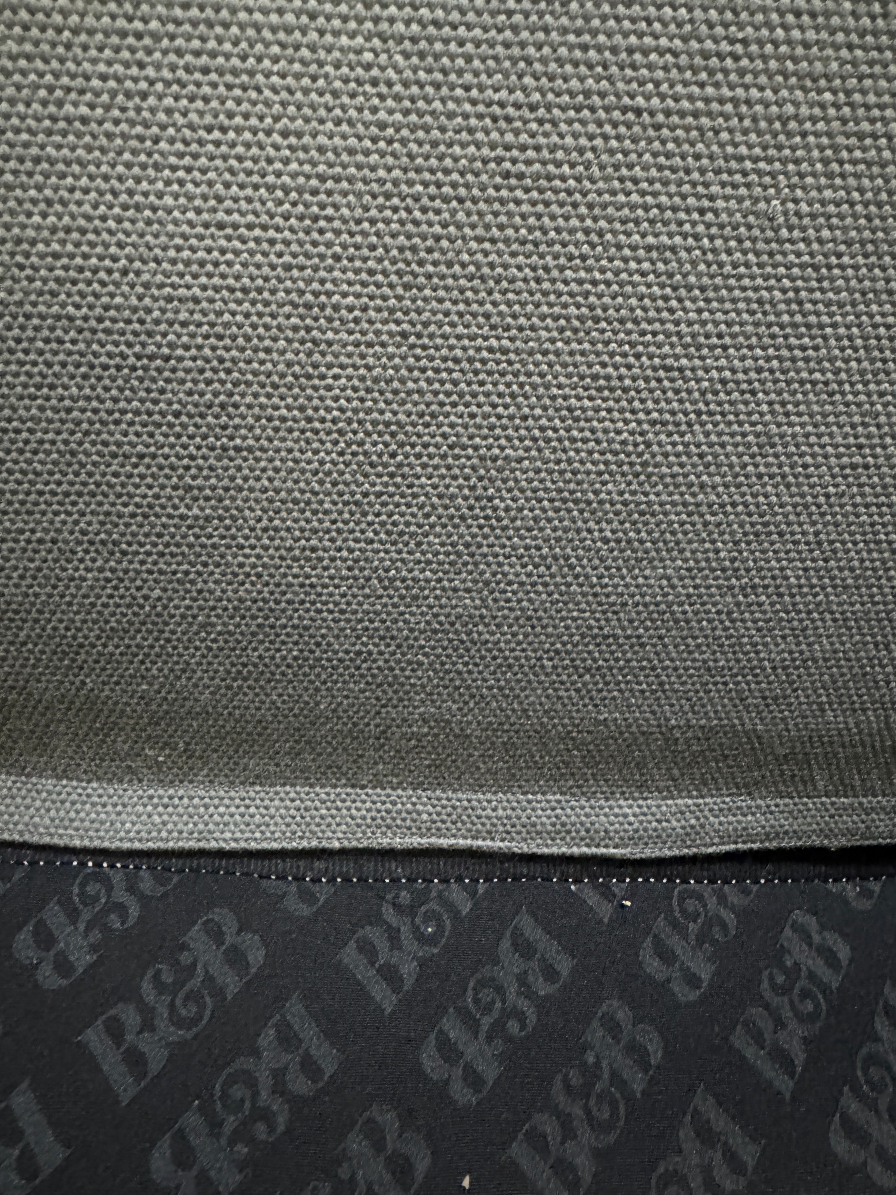 Gebrauchtes graues B&B Italia Ray Designer Stoff Sofa vor einer Wand, stilvoll und modern eingerichtet.