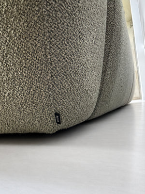 Gebrauchtes grau-beiges Bolia Núvol Designer Stoff Sofa vor einer Wand, stilvoll und modern eingerichtet.