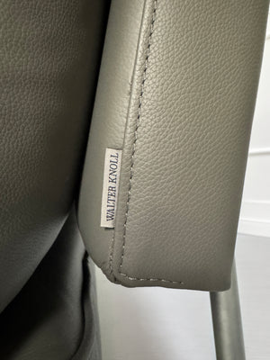 Gebrauchtes graues Walter Knoll Living Platform Designer Leder Sofa vor einer Wand, stilvoll und modern eingerichtet.