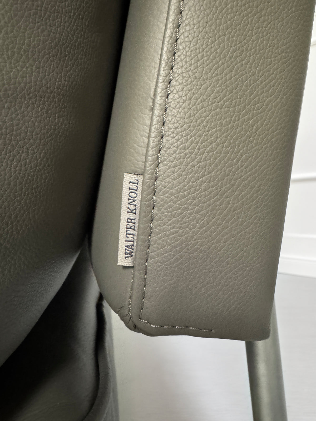 Gebrauchtes graues Walter Knoll Living Platform Designer Leder Sofa vor einer Wand, stilvoll und modern eingerichtet.