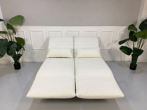 Gebrauchtes weißes Rolf Benz Plura 380 Designer Leder Sofa vor einer Wand, stilvoll und modern eingerichtet.