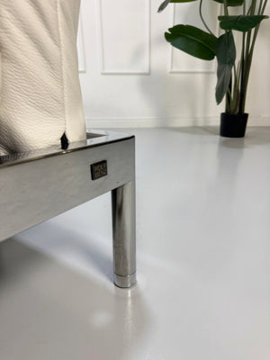 Gebrauchtes weißes Rolf Benz Plura 380 Designer Leder Sofa vor einer Wand, stilvoll und modern eingerichtet.