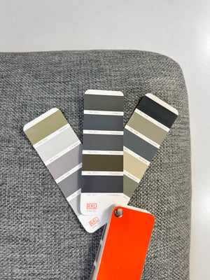Gebrauchtes graues Bolia Sepia Designer Stoff Ecksofa vor einer Wand, stilvoll und modern eingerichtet.