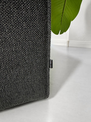 Gebrauchtes graues Bolia Cosima Designer Stoff Sofa vor einer Wand, stilvoll und modern eingerichtet.