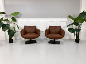Gebrauchter brauner COR Jalis Designer Leder Sessel vor einer Wand, stilvoll und modern eingerichtet.