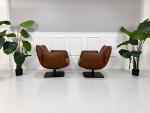 Gebrauchter brauner COR Jalis Designer Leder Sessel vor einer Wand, stilvoll und modern eingerichtet.