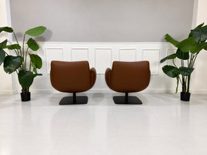 Gebrauchter brauner COR Jalis Designer Leder Sessel vor einer Wand, stilvoll und modern eingerichtet.