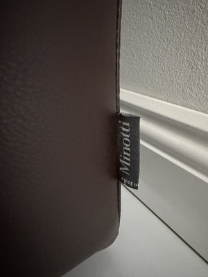 Gebrauchtes braunes Minotti Kline Designer Leder Ecksofa mit Hocker vor einer Wand, stilvoll und modern eingerichtet.