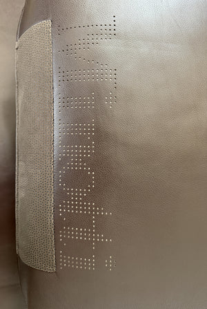 Gebrauchtes braunes Minotti Kline Designer Leder Ecksofa mit Hocker vor einer Wand, stilvoll und modern eingerichtet.