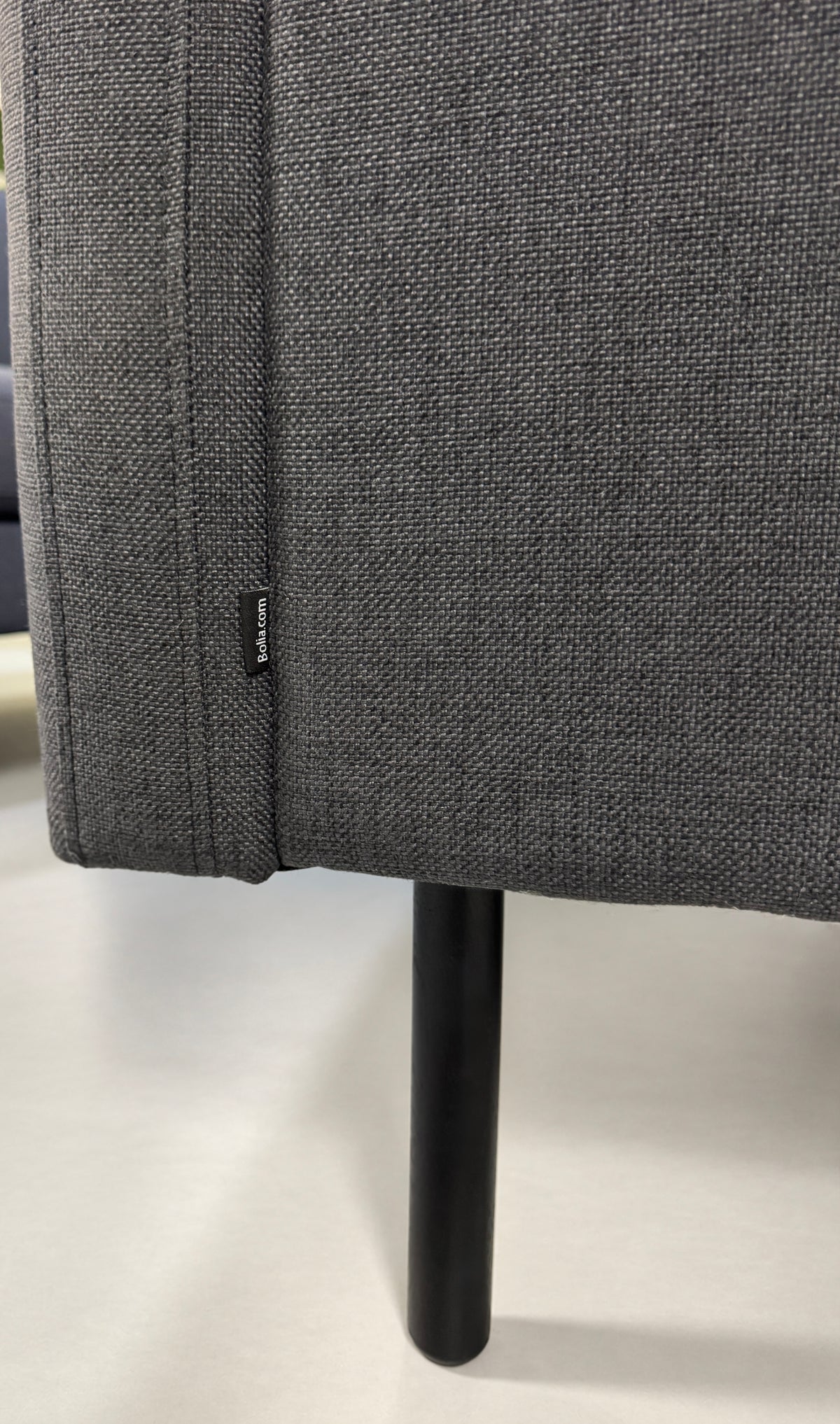 Gebrauchtes blaues Bolia Scandinavia Remix Designer Stoff Ecksofa vor einer Wand, stilvoll und modern eingerichtet.
