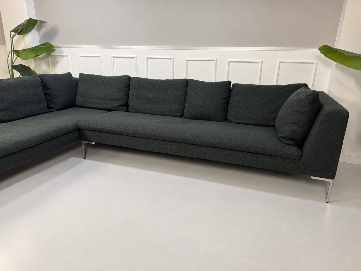 Gebrauchtes graues B&B Italia Charles Designer Stoff Ecksofa vor einer Wand, stilvoll und modern eingerichtet.