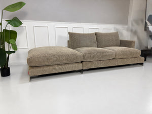 Gebrauchtes beiges Flexform Long Island 05 Designer Stoff Sofa mit Hocker vor einer Wand, stilvoll und modern eingerichtet.