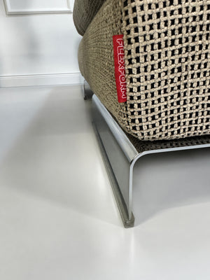 Gebrauchtes beiges Flexform Long Island 05 Designer Stoff Sofa mit Hocker vor einer Wand, stilvoll und modern eingerichtet.