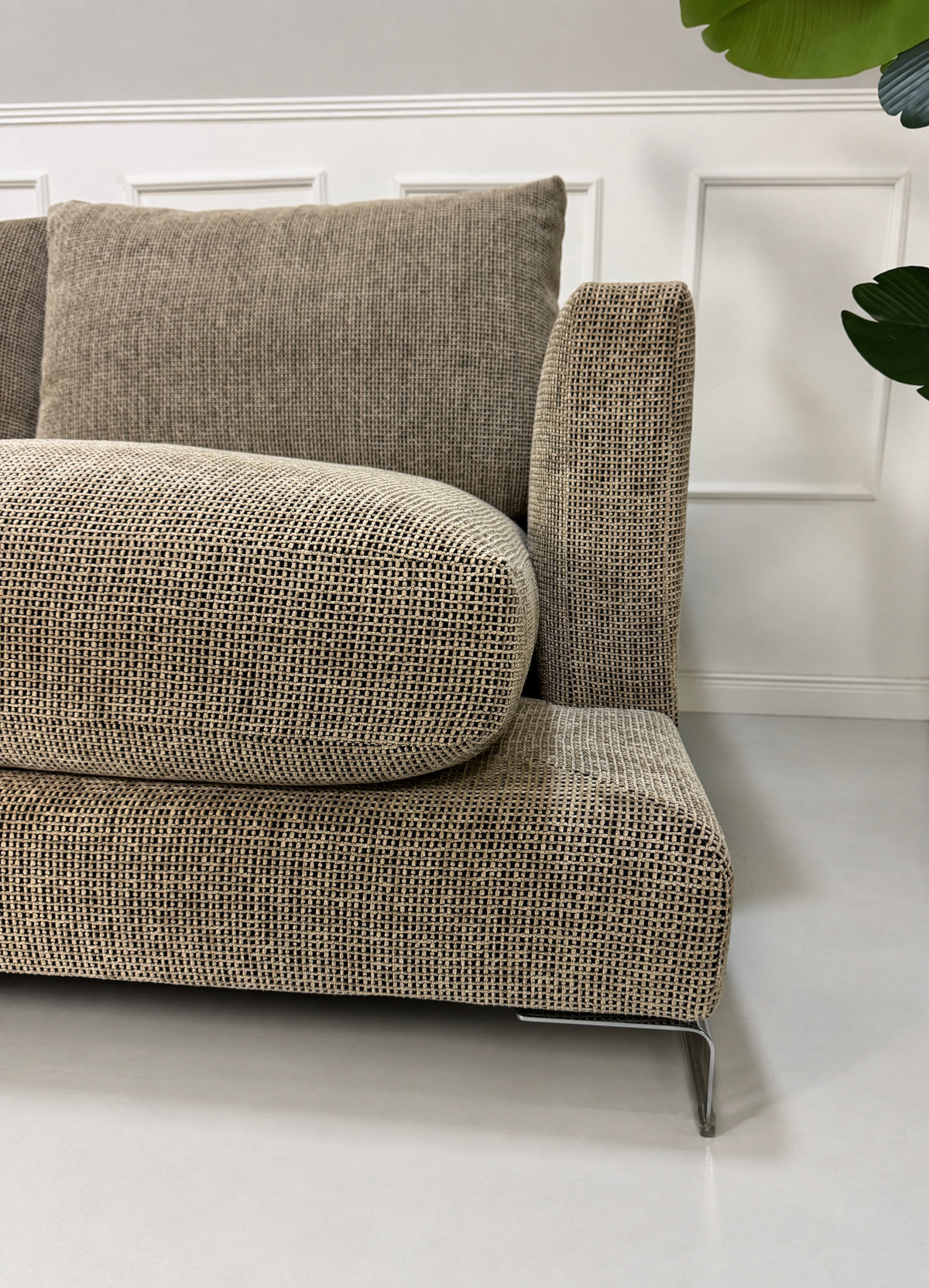 Gebrauchtes beiges Flexform Long Island 05 Designer Stoff Sofa mit Hocker vor einer Wand, stilvoll und modern eingerichtet.