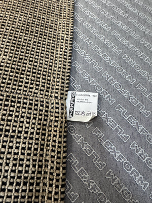 Gebrauchtes beiges Flexform Long Island 05 Designer Stoff Sofa mit Hocker vor einer Wand, stilvoll und modern eingerichtet.