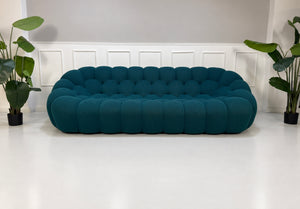 Gebrauchtes blaues Roche Bobois Bubble Designer Stoff Sofa vor einer Wand, stilvoll und modern eingerichtet.