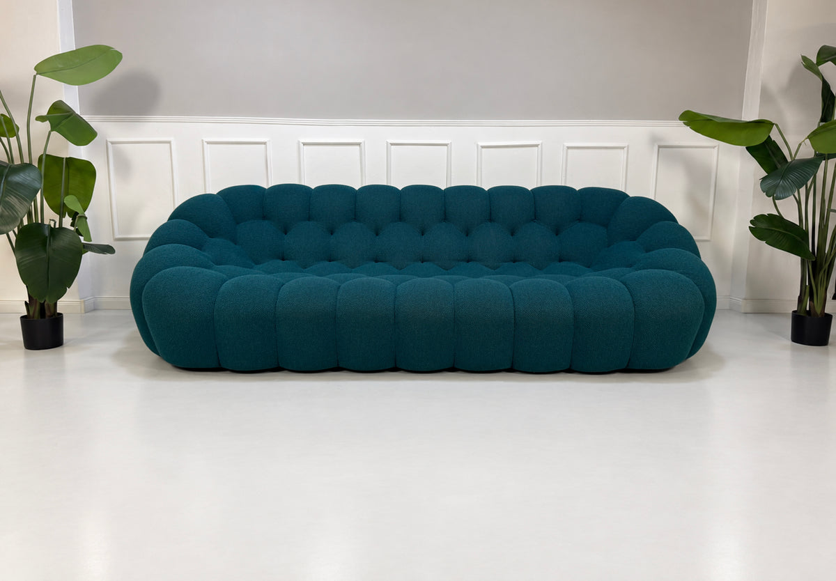 Gebrauchtes blaues Roche Bobois Bubble Designer Stoff Sofa vor einer Wand, stilvoll und modern eingerichtet.